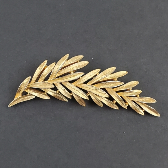 Vintage Jewelry - Antique Crown Trafari leaf brooch circa 55 to 69